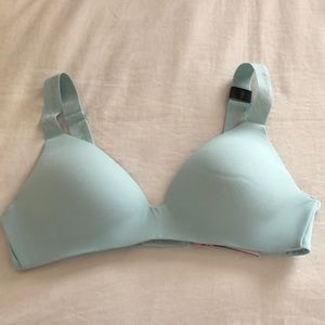 Victoria’s Secret t-shirt lightly lined wireless bra